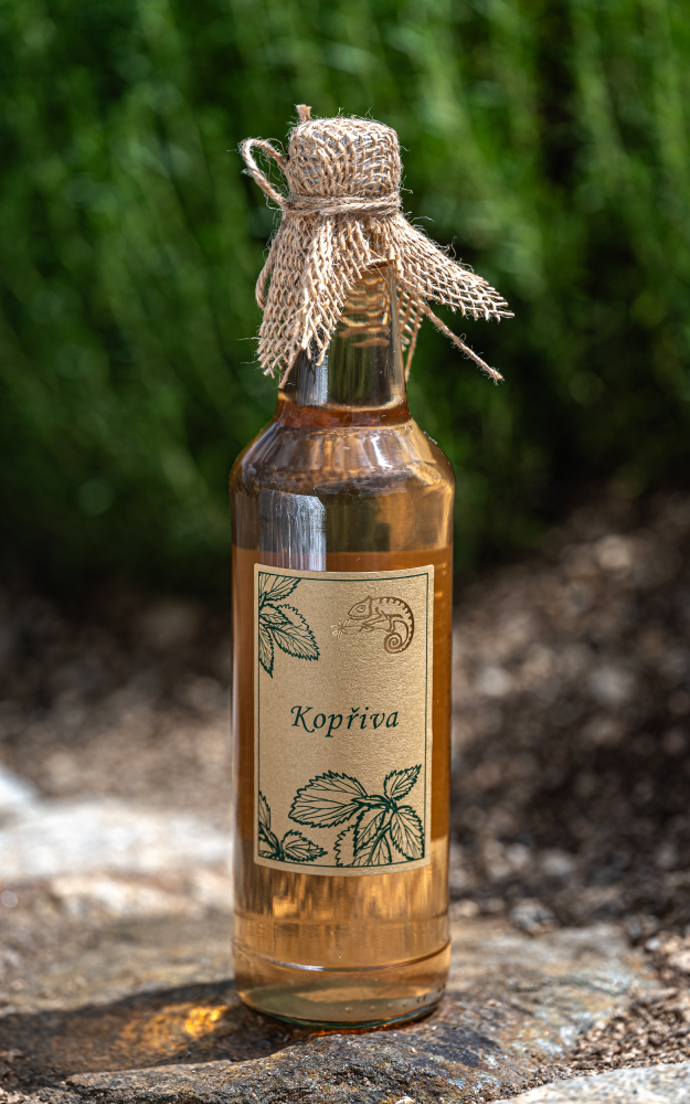 	•	Bylinkový sirup Kopřiva z Bylinkarium Katov, oceněný značkou kvality Klasa.<br />
