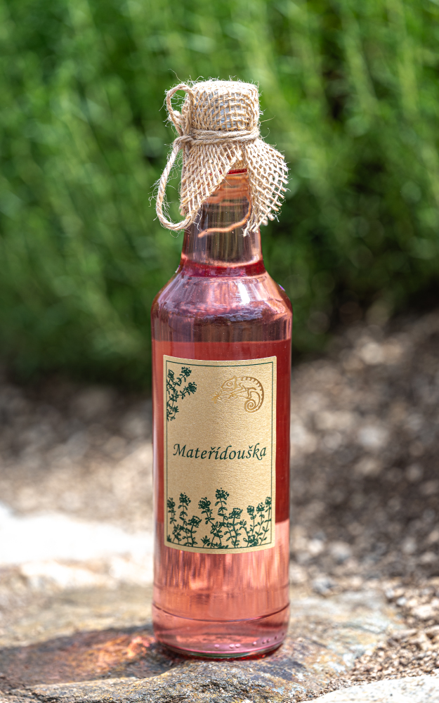	•	Bylinkový sirup Mateřídouška z Bylinkarium Katov, oceněný značkou kvality Klasa.<br />
